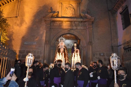 Varios momentos de la salida del paso desde la Iglesia de la Encarnación de Albolote.