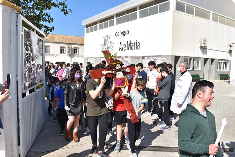 Procesión de los alumnos del Ave María a la salida del centro.