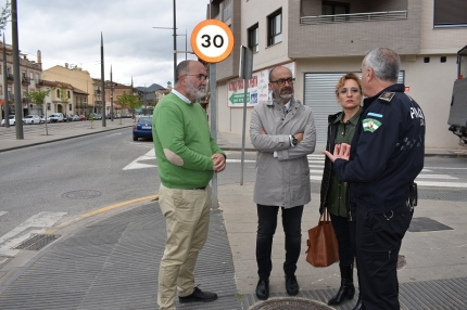 El alcalde, junto al jefe de la policía local y varios concejales junto a la nueva señalización vertical 