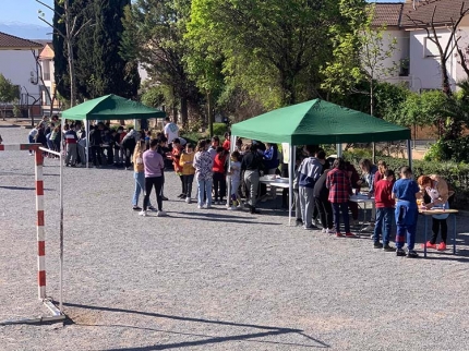 Stands de talleres con motivo del Día del Libro en el colegio Abadía. Abajo, varias concejalas asistieron al desarrolla de la actividad.