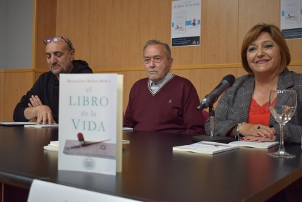Bernardino Muñoz junto a la concejala de Cultura en la presentación del libro 