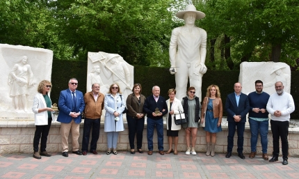 Patronos de la Fundación, miembros del gobierno local y el autor, Juan Ramírez junto al conjunto escultórico 