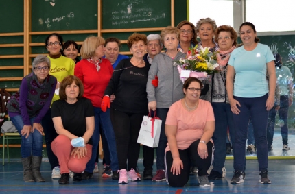 Miembros de la peña Voleibol 89 en el homenaje a Asunción Pérez (J. PALMA)