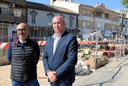 El alcalde, Salustiano Ureña y el concejal de Obras y Mantenimiento, José Miguel Rodríguez, visitan las obras 