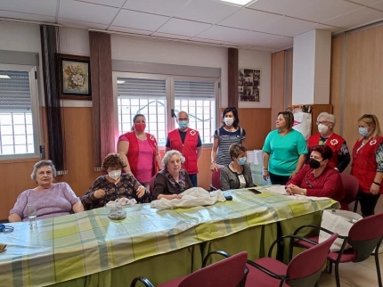 Voluntarios de Cruz Roja en el club de jubilados 