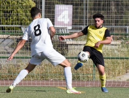 Una acción del encuentro jugado por FC Cubillas y La Cañada At. en Albolote 