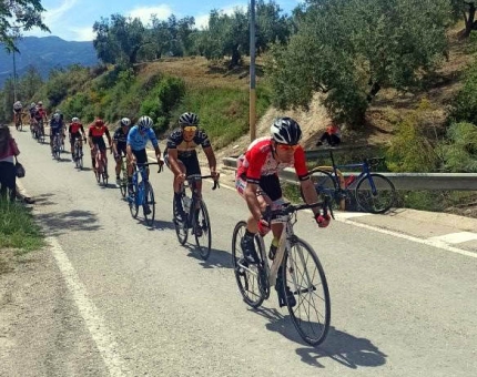 Ramírez en primera posición tirando del pelotón en la prueba de La guardia (FEDERACIÓN ANDALUZA DE CICLISMO) 