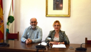 EL concejal de Empleo, Juanma Ocaña y la concejala de Recursos Humanos, Marta Nievas, en rueda de prensa 