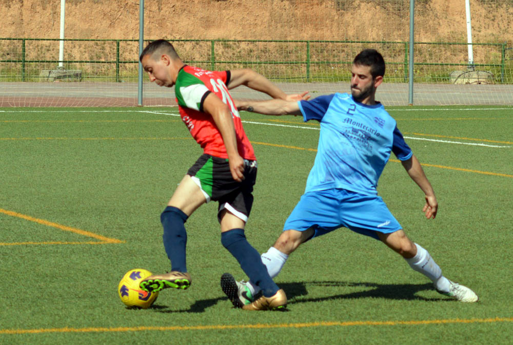 Una jugada del partido entre CF Imperio y CF Cúllar (J. PALMA)