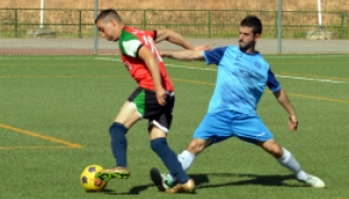 Una jugada del partido entre CF Imperio y CF Cúllar (J. PALMA)