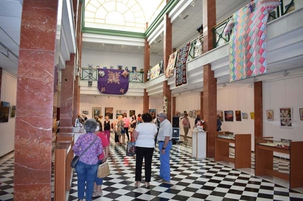 Exposición de los talleres municipales en la Casa de la Cultura. Abajo, un momento de la presentación de la muestra.