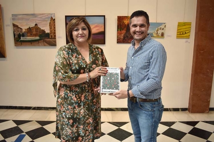 José Raúl Pérez recoge su premio de manos de la concejala de Cultura, Toñi Guerrero.