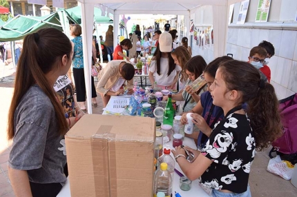 Stand de los diferentes colegios en la V Feria de la Ciencia escolar. Abajo, el alcalde y varios concejales durante la visita al parque Guaynabo.