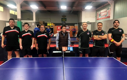 Los jugadores del Sporting Albolote TM a la izquierda de la mesa 