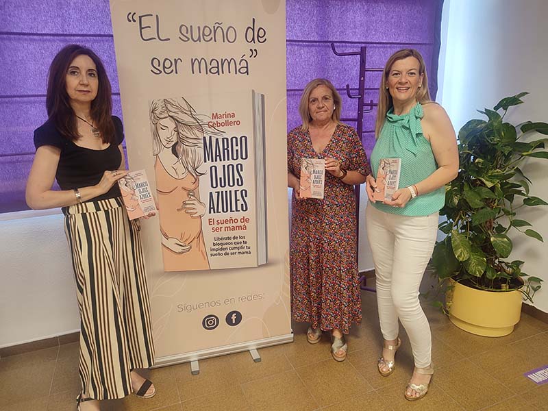 De izquierda a derecha, Nuria Pérez coordinadora del Centro de la Mujer, Mª Carmen Calderay, concejala de Igualdad y la autora del libro, Marina Cebollero.