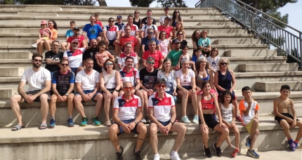 Miembros del Club Atletismo Albolote posaron en una foto de familia en la conmemoración de su 25 aniversario