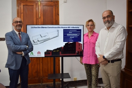 El alcalde, Salustiano Ureña, junto a los portavoces del equipo de gobierno, Marta Nievas y Juanma Ocaña