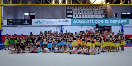 Foto de los integrantes de las escuelas municipales de gimnasia, acrobática, tumbling y parkour (J. PALMA)