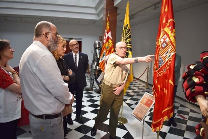 Recorrido guiado por la exposición. Abajo, el alcalde, Salustiano Ureña entrega al subdelegado de Defensa, González-Vico una insignia de recuerdo.