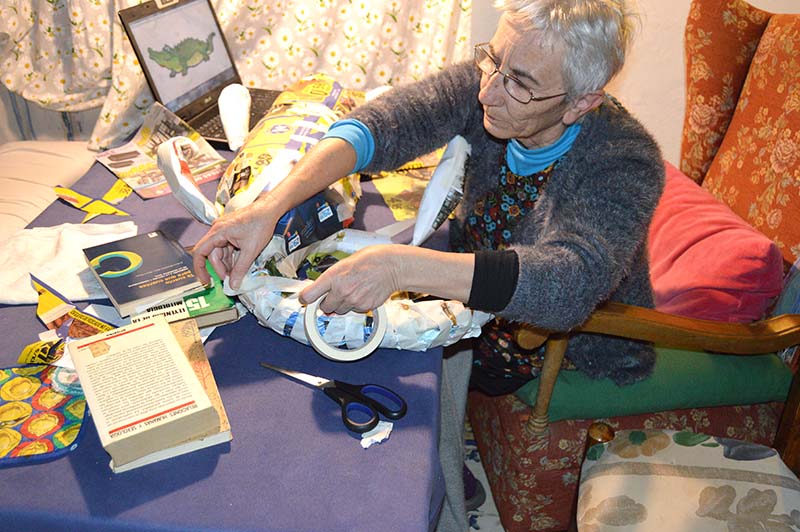 Ana Ramírez durante el diseño de una de sus creaciones. Abajo, varias figuras que se exponen en los comercios de Albolote. 