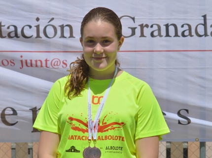 Lola Carrión posa en el podio con las dos medallas obtenidas (J. PALMA) 