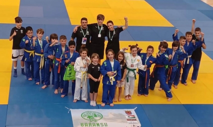 Imagen de la expedición del Club de Judo Baransu desplazada al Campeonato de Andalucía Alevín y Benjamón (BARANSU)
