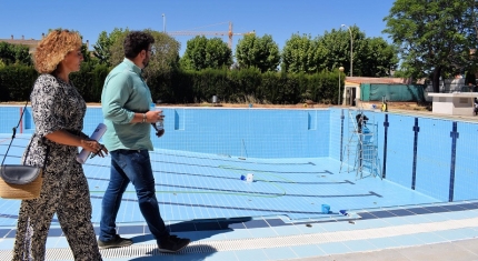 La portavoz del gobierno local, Marta Nievas, y el concejal de Deportes, Juanjo Martínez, visitan la piscina municipal 