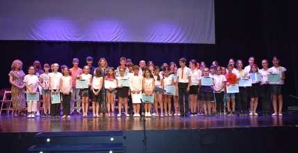 Todos los intérpretes posaron en una foto de familia al final de la entrega de premios. Abajo, una joven pianista durante su interpretación.