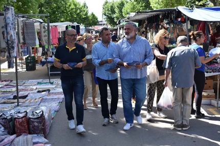 Salustiano Ureña, Pablo García y Francisco Rodríguez del PP recorren el mercadillo del sábado.