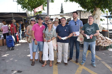 Representantes del PSOE Albolote posan en el mercadillo donde instalaron una carpa y repartieron propaganda electoral.