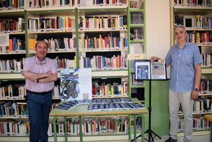 El coordinador de la exposición, Juan de Dios Segovia junto al director del IES, Javier Pérez