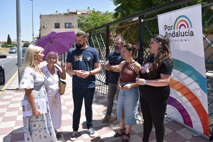 Miembros de la coalición `Por Andalucía` a las puertas del instituto Aricel de Albolote.