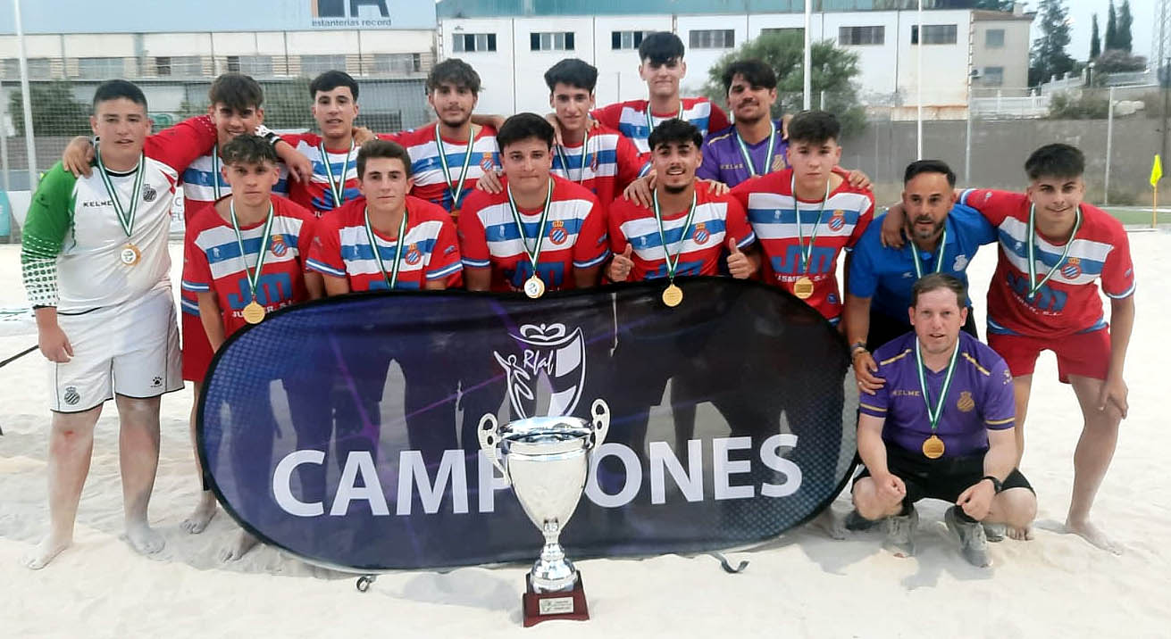 Equipo juvenil del Español de Albolote tras proclamarse campeón provincial de fútbol playa (J. PALMA)