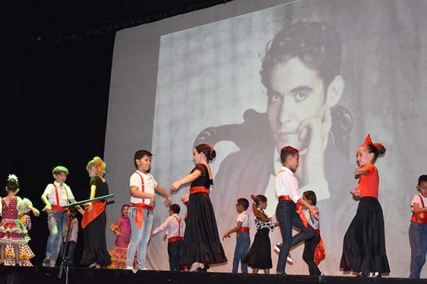 Varios momentos de la gala del colegio Abadía en la que se presentó el poemario `Abadía rima a Lorca`.