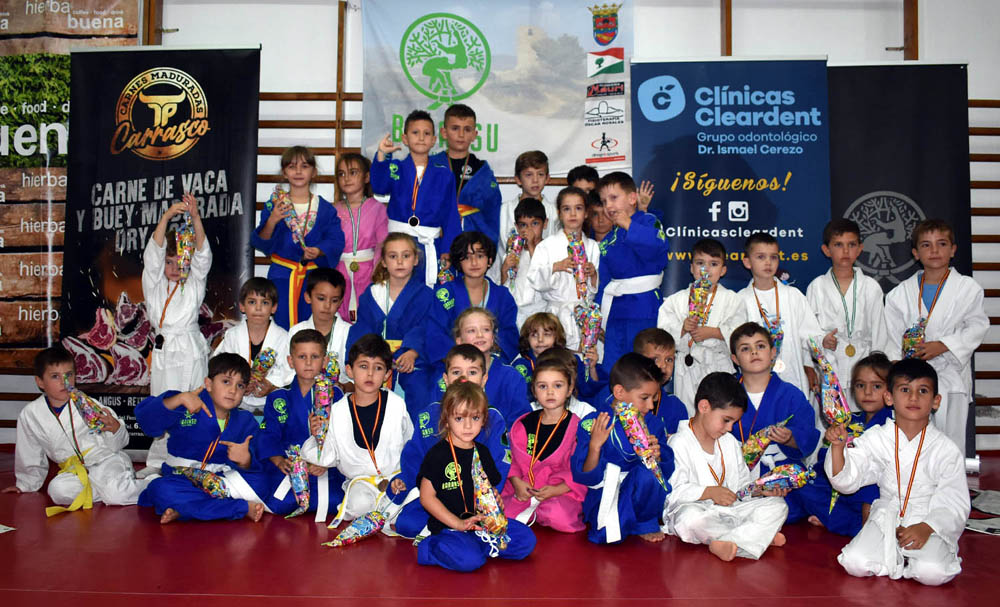 Foto de los alumnos de la escuela municipal de Judo en el cierre de la temporada (J. PALMA)