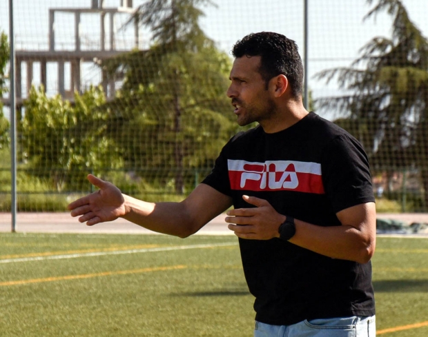 Javier Vilaseca, entrenador del FC Cubillas, durante un partido (ARCHIVO)