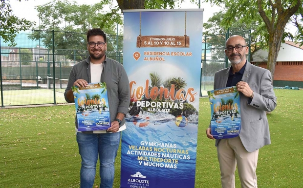 El concejal de Deportes, Juanjo Martínez y el alcalde, Salustiano Ureña, durante la presentación de las colonias.