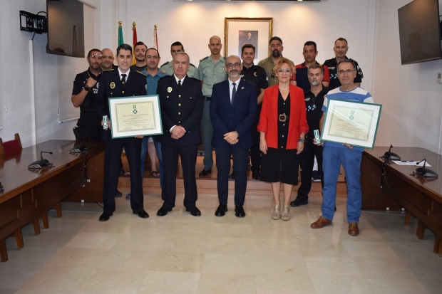 Entrega de los diplomas a los policías Inocencio Navarro y Jorge Eduardo Martín 