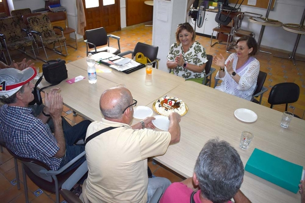 Celebración del cumpleaños de AA en su sede de Albolote en presencia de las concejalas Josefina Sánchez y Toñi Guerrero.