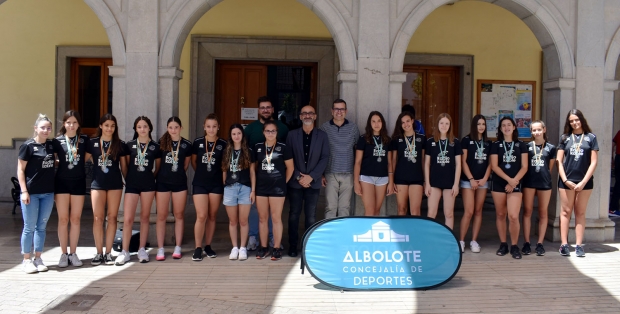 Las jugadoras de los equipos infantil y cadete del Albolote CV`16 junto a los responsables municipales y patrocinador principal (J. PALMA)