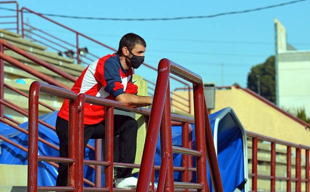 Andrés Barrio, exdirector deportivo del FC Cubillas, presenciando un encuentro desde la grada (J. PALMA)