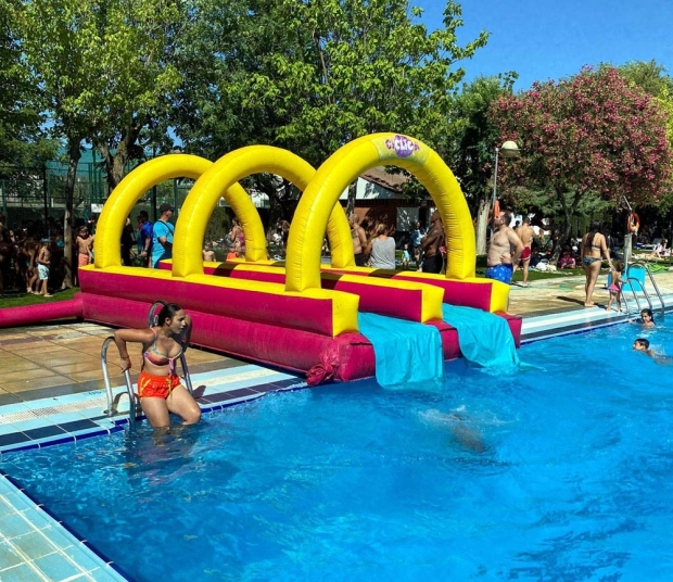 Una jornada de puertas abiertas sirvió para inaugurar la temporada de la piscina municipal