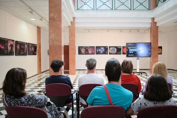 Alumnado del IES, profesores y responsables municipales durante el visionado de la muestra.