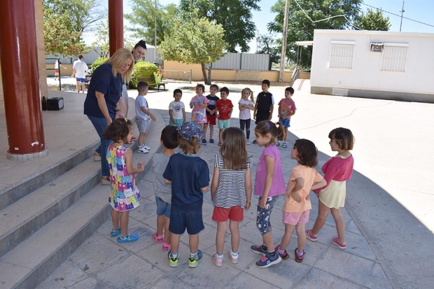 Un grupo de pequeños juegan en el patio de la Casa de la Juventud.