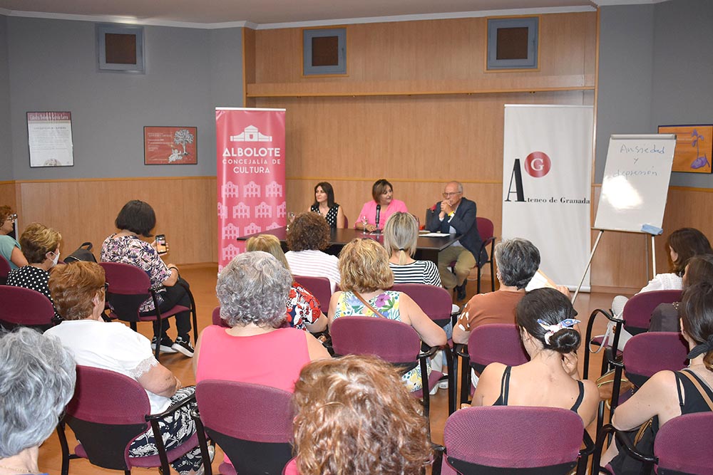 Numeroso público asistió a la charla del profesor Jesús Ambel en la Casa de la Cultura.