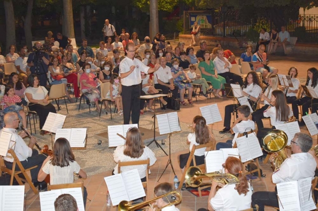 Actuación de la Banda de Música de Albolote, dirigida por Juan Miguel Nievas.