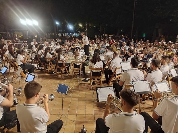 La Banda de Música de Albolote y el grupo de metales durante sus actuaciones durante la jornada del domingo.