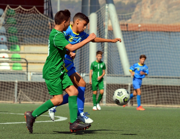 Un jugador del infantil del Albolote Soccer en un partido de esta temporada (J. PALMA)