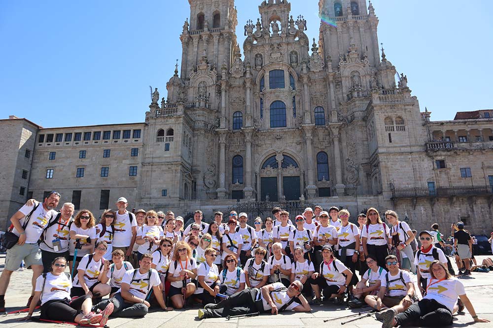 El grupo de Albolote que ha realizado el Camino de Santiago posa en la Plaza del Obradoiro de la capital. 