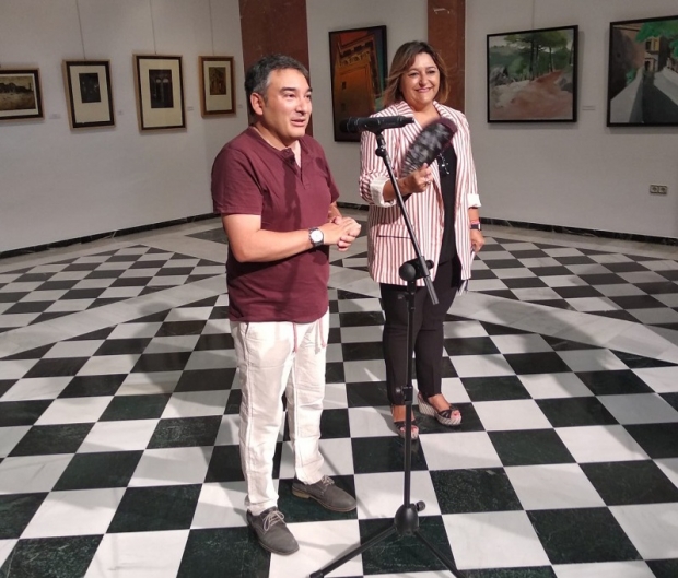 El pintor, Antonio Córdoba, junto con la concejala de Cultura, Toñi Guerrero, en la inauguración de la exposición 